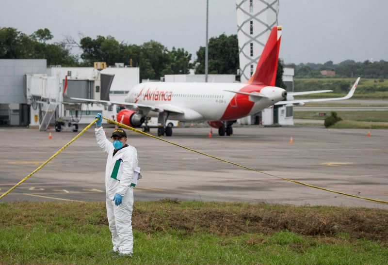 &copy; Reuters. Perito em local de explosões de bombas em aeroporto Camilo Daza, em Cúcuta, na Colômbia
14/12/2021
REUTERS/Stringer