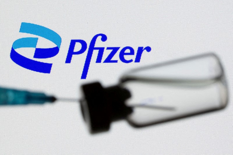 &copy; Reuters. FOTO DE ARCHIVO: Una jeringuilla y un vial delante de un logotipo de Pfizer en una ilustración tomada el 24 de junio de 2021. REUTERS/Dado Ruvic