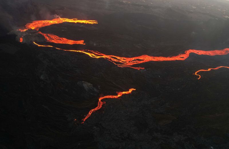 &copy; Reuters. Una vista aérea de la lava del volcán Cumbre Vieja cerca del barrio de Tacande, en la isla canaria de La Palma, España, 13 de diciembre de 2021. Imagen tomada con un dron. REUTERS/Borja Suárez