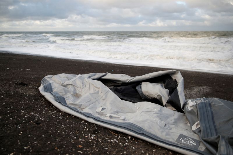 &copy; Reuters. Vingt-six des 27 migrants décédés dans le naufrage de leur embarcation dans la Manche le 24 novembre, alors qu'ils tentaient de rejoindre la Grande-Bretagne depuis Calais, ont été identifiés, a fait savoir mardi la procureure de la République de Pa