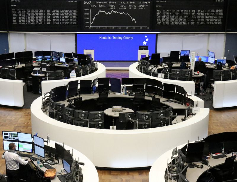&copy; Reuters. شاشات تعرض بيانات مؤشر داكس في بورصة فرانكفورت بألمانيا يوم الاثنين. صورة لرويترز. 