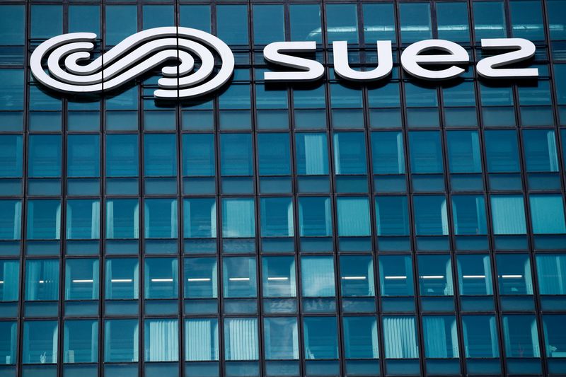&copy; Reuters. FILE PHOTO: The logo of Suez is seen on the company headquarters at La Defense business and financial district in Courbevoie near Paris, France, April 12, 2021.  REUTERS/Gonzalo Fuentes/File Photo
