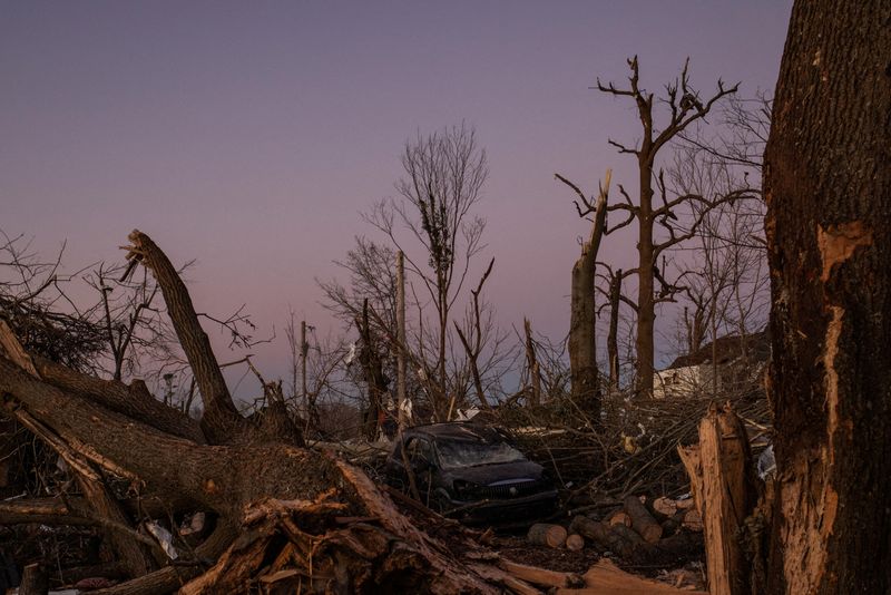 &copy; Reuters. Veículo destruído em meio a árvores caídas após tornado em Mayfield, no Kentucky, EUA
13/12/2021 REUTERS/Adrees Latif