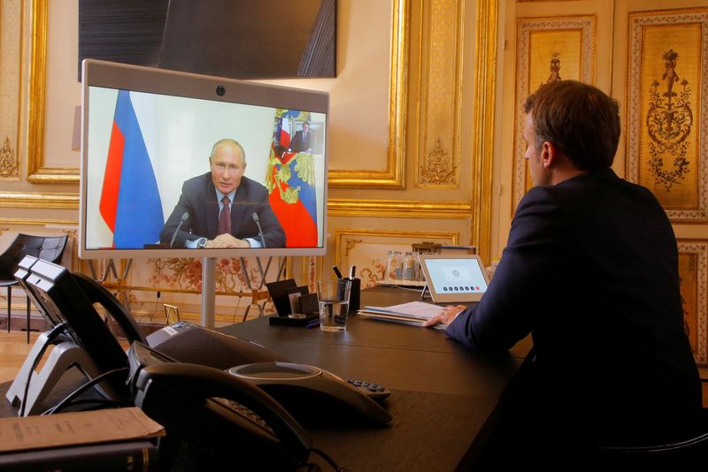 &copy; Reuters. Le président russe Vladimir Poutine s'est entretenu de la situation en Ukraine avec son homologue français Emmanuel Macron et lui a dit qu'il souhaitait discuter sans délai avec les pays occidentaux pour empêcher l'Otan de s'étendre davantage en dire