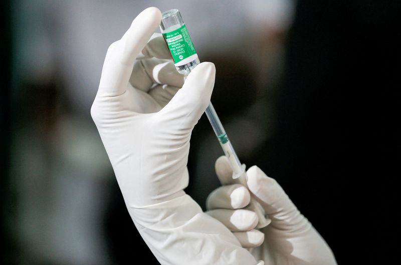 &copy; Reuters. Funcionário da área da saúde extrai uma dose da vacina contra a Covid-19 da AstraZeneca fabricada pelo Serum Institute, da Índia, no Hospital de Doenças Infecciosas em Colombo, Sri Lanka, 29 de janeiro de 2021. REUTERS/Dinuka Liyanawatte