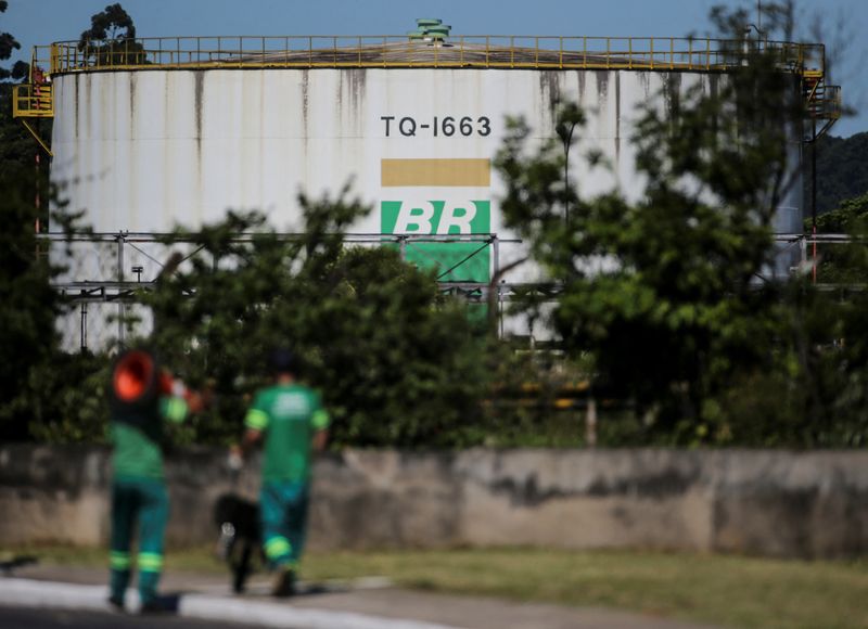 &copy; Reuters. A logomarca da estatal Petrobras é vista em um tanque da Refinaria Alberto Pasqualini, em Canoas, Rio Grande do Sul
07/12/2021
REUTERS/Diego Vara