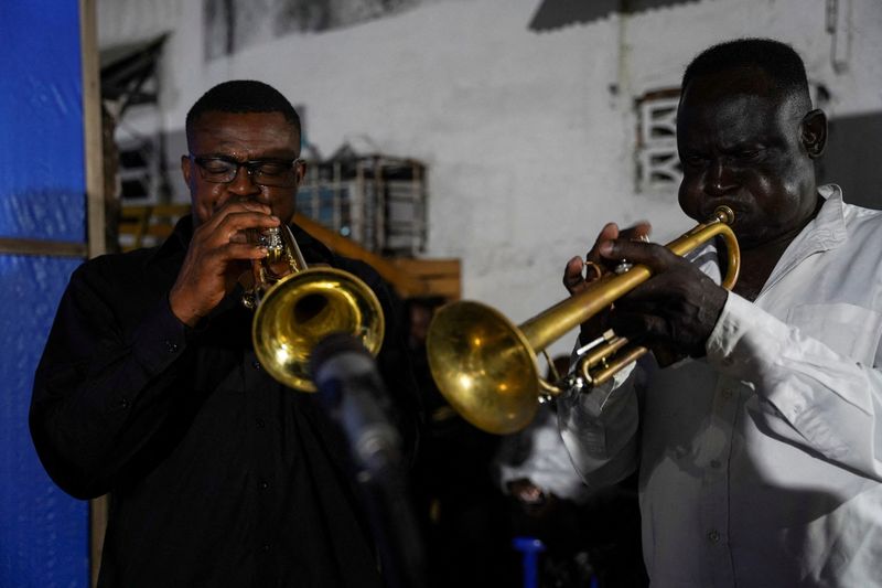 &copy; Reuters. عازفان في فرقة موسيقية في كينشاسا عاصمة جمهورية الكونجو الديمقراطية يوم 24 سبتمبر أيلول 2021. تصوير: إيروارد أولوند - رويترز.