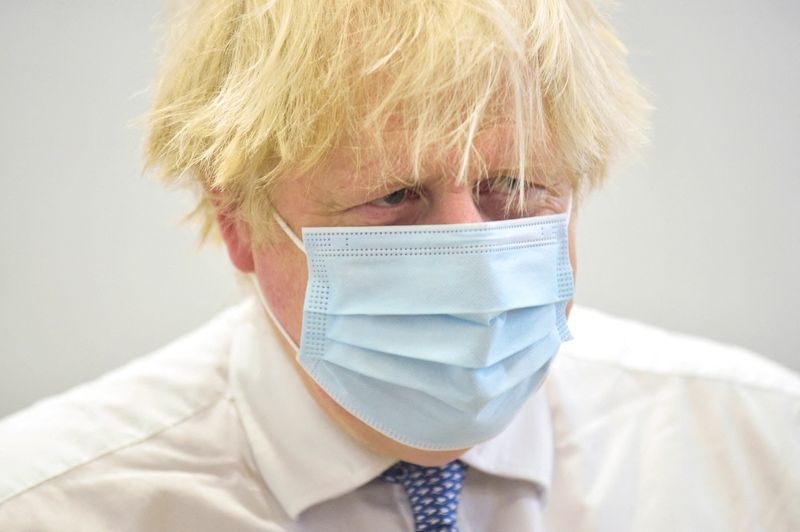 &copy; Reuters. FOTO DE ARCHIVO: El primer ministro británico, Boris Johnson, visita el centro de vacunación de Stow Health en Westminster, Londres, Reino Unido, 13 de diciembre de 2021. REUTERS/Jeremy Selwyn