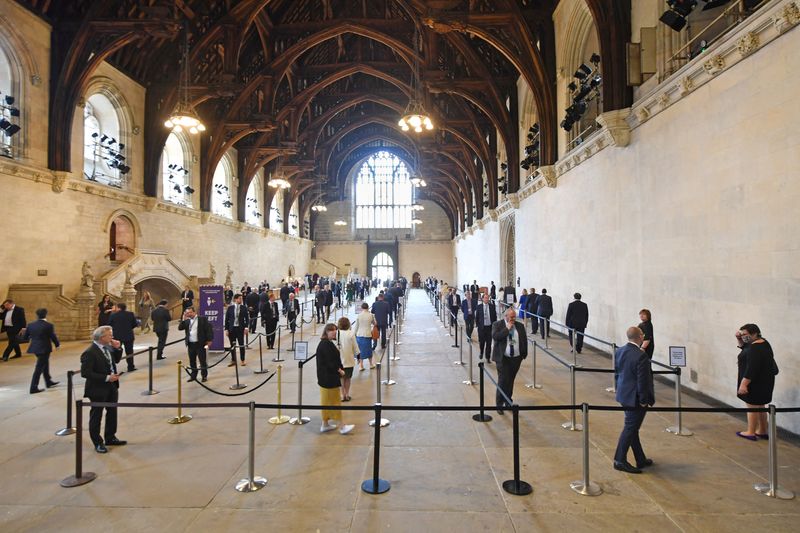 &copy; Reuters. مشرعون بريطانيون يطبقون قواعد التباعد الاجتماعي أثناء الدخول لمجلس العموم في لندن. صورة من أرشيف رويترز.
(تستخدم الصورة للأغراض التحريرية ف