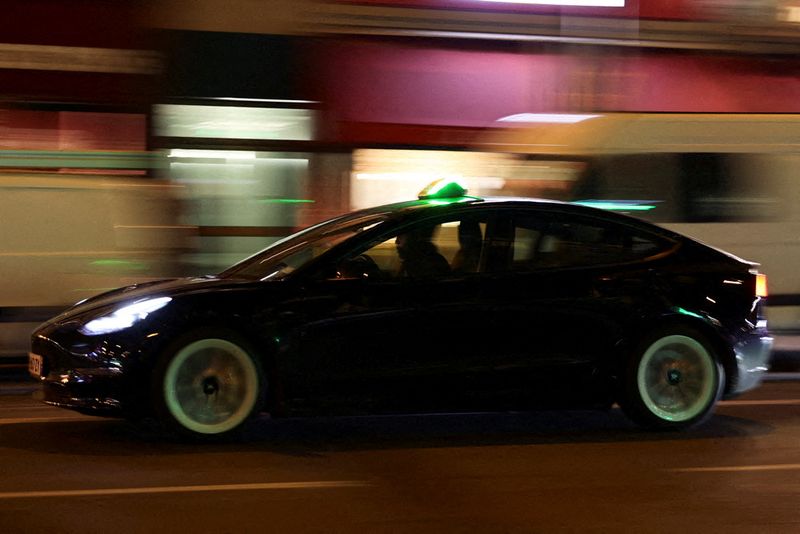 © Reuters. La compagnie de taxis parisienne G7 a annoncé mardi mettre à l'arrêt ses 37 véhicules électriques Tesla modèle 3 à la suite d'un accident mortel survenu samedi dernier dans la capitale. /Photo prise le 14 décembre 2021/REUTERS/Sarah Meyssonnier