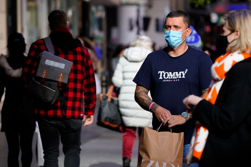 &copy; Reuters. FILE PHOTO: A shopper wearing a protective face mask walks down Bourke Street Mall on the first day of eased coronavirus disease (COVID-19) restrictions for the state of Victoria following an extended lockdown in Melbourne, Australia, June 11, 2021.  REUT