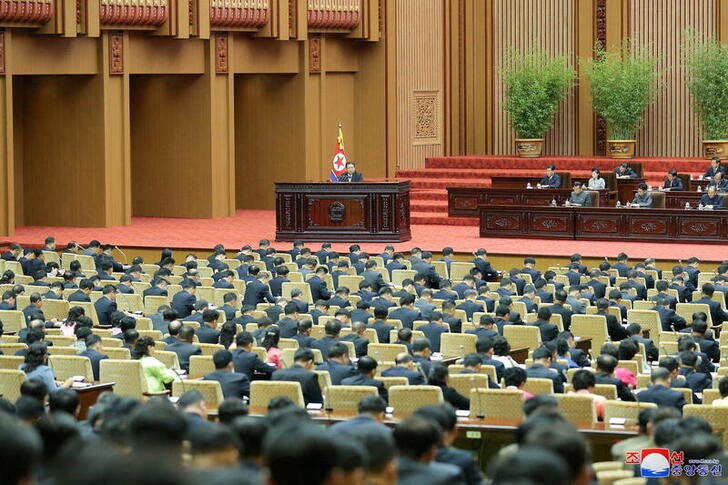 &copy; Reuters. 北朝鮮は来年２月６日に最高人民会議（国会）を開催し、政府予算などを審議する。朝鮮中央通信（ＫＣＮＡ）が１５日報じた。写真は最高人民会議で演説する金正恩朝鮮労働党総書記。Ｋ