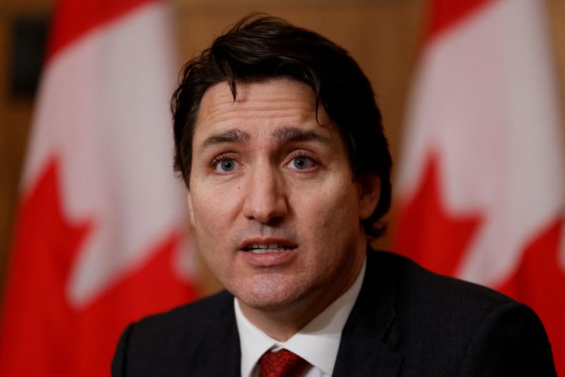 © Reuters. FILE PHOTO: Canada's Prime Minister Justin Trudeau takes part in a news conference in Ottawa, Ontario, Canada December 13, 2021. REUTERS/Blair Gable/File Photo