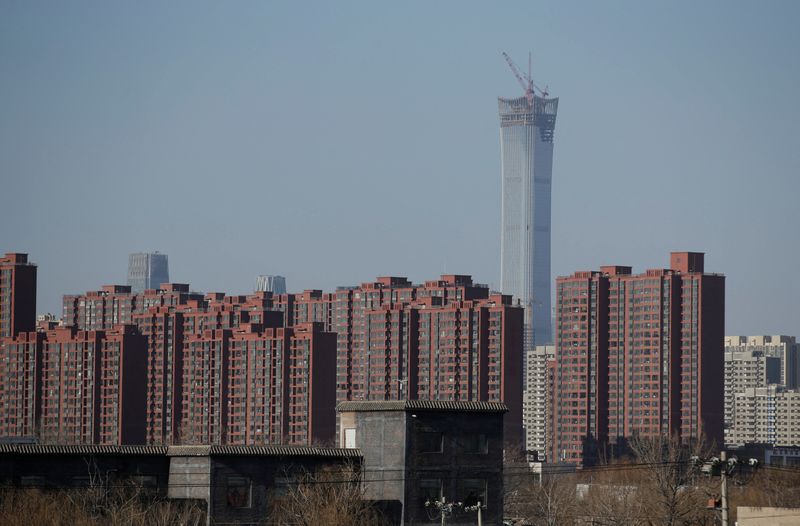 &copy; Reuters. 中国国家統計局が１５日発表したデータに基づきロイターが算出した１１月の中国新築住宅平均価格は、前月比０．３％下落し、２０１５年２月以来の大幅な落ち込みとなった。写真は２０