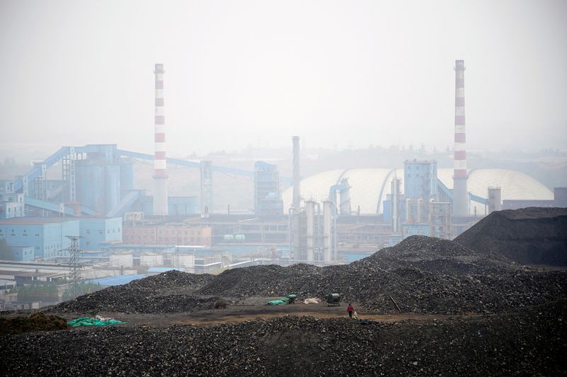 &copy; Reuters. FILE PHOTO: Dunes of low-grade coal are seen near a coal mine in Ruzhou, Henan province, China November 4, 2021. REUTERS/Aly Song