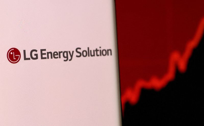 &copy; Reuters. FILE PHOTO: LG Energy Solution's logo is pictured on a smartphone in front of the stock graph displayed in this illustration taken, December 4, 2021. REUTERS/Dado Ruvic/Illustration/File Photo
