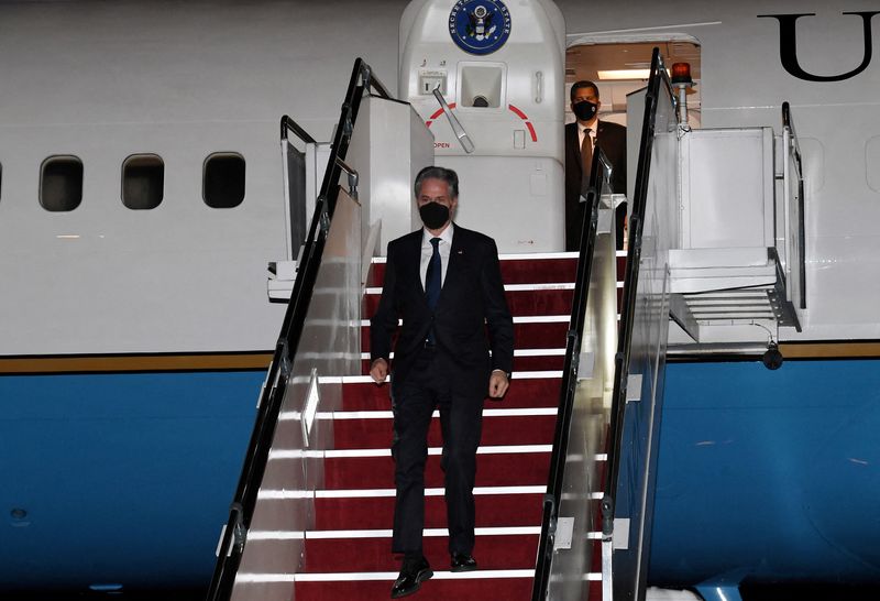 © Reuters. وزير الخارجية الأمريكي أنتوني بلينكن لدى وصوله لمطار سوبانج في كوالالمبور يوم الثلاثاء.  صورة لرويترز من ممثل لوكالات الأنباء.