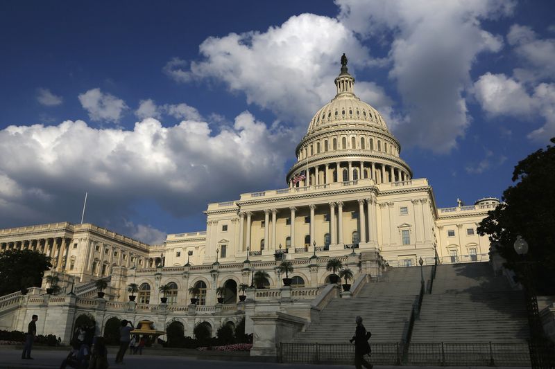 &copy; Reuters. 　１２月１４日、米下院は、連邦政府の債務上限を２兆５０００億ドル引き上げ３１兆４０００億ドルとする法案を賛成２２１票、反対２０９票の賛成多数で可決した。写真は米連邦議会議