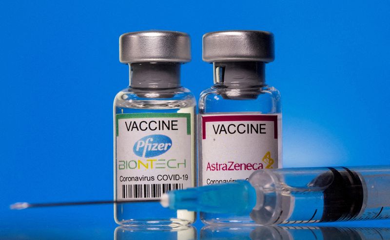 &copy; Reuters. FILE PHOTO: Vials with Pfizer-BioNTech and AstraZeneca COVID-19 vaccine labels are seen in this illustration picture taken March 19, 2021. REUTERS/  REUTERS/Dado Ruvic/Illustration