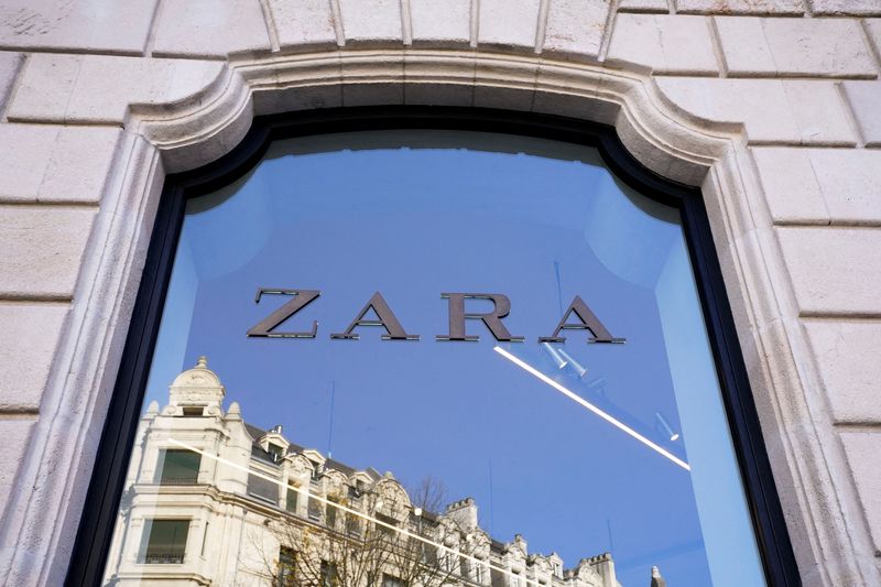 &copy; Reuters. FILE PHOTO: A building is reflected in the window of a Zara clothes store, part of the Spanish Inditex group, in Bilbao, Spain, November 30, 2021. REUTERS/Vincent West/File Photo
