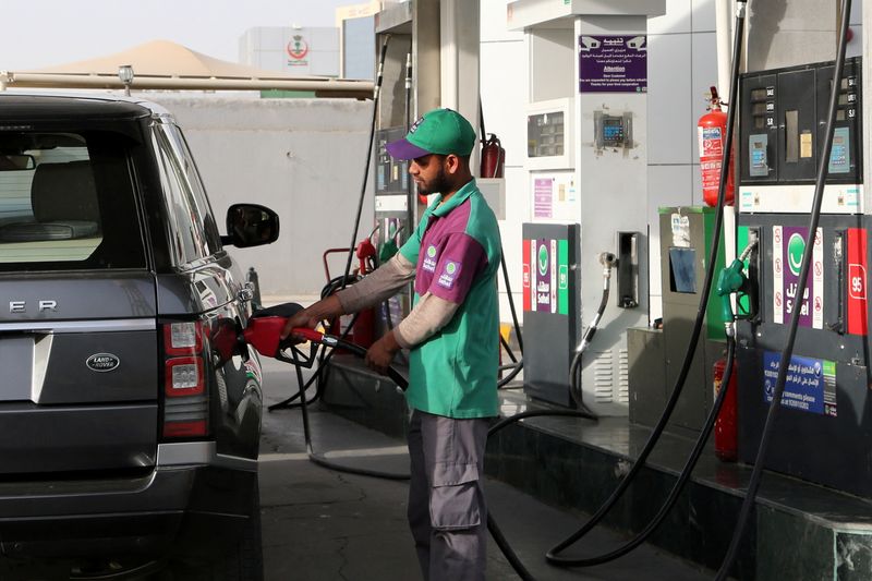 &copy; Reuters. عامل يزود سيارة بالوقود في العاصمة السعودية الرياض في صورة من أرشيف رويترز.