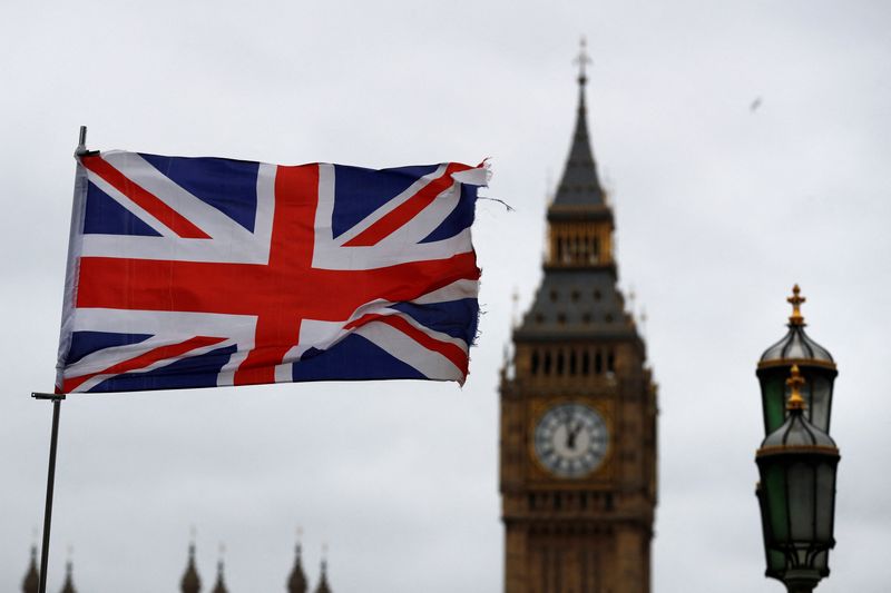 &copy; Reuters. FOTO DE ARCHIVO: Una bandera británica cerca del Parlamento en Londres. Reino Unido, 20 de marzo de 2017. REUTERS/Stefan Wermuth