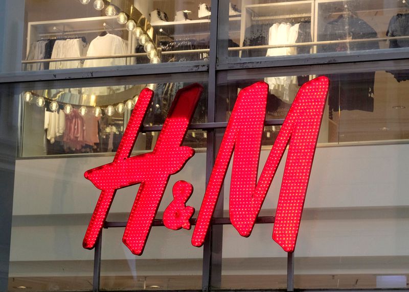 &copy; Reuters. FOTO DE ARCHIVO: El logotipo de H&M en una tienda de Riga, Letonia, el 30 de enero de 2020. REUTERS/Ints Kalnins