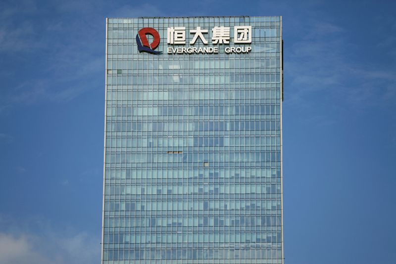 &copy; Reuters. El logotipo de China Evergrande Group en la sede de la promotora inmobiliaria en Shenzhen, provincia de Guangdong, China, 26 de septiembre de 2021. REUTERS/Aly Song