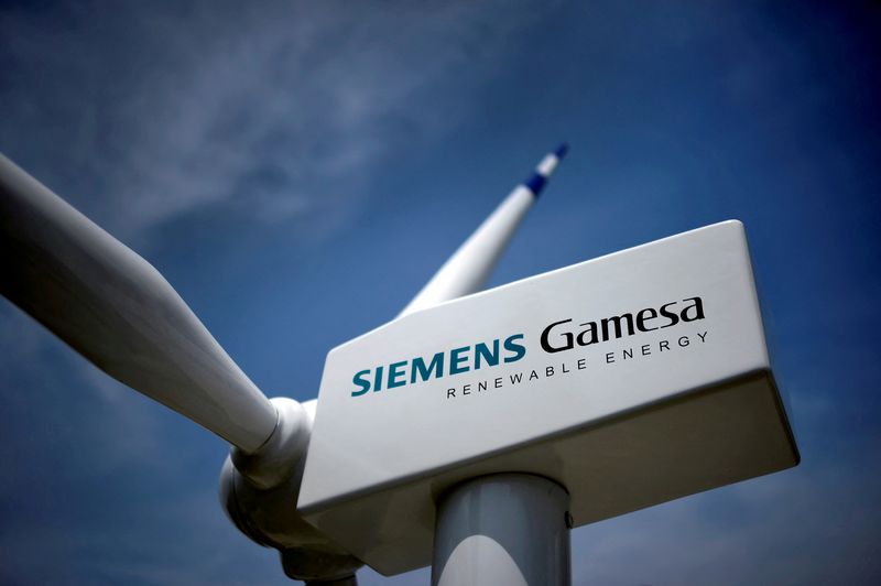 &copy; Reuters. Una maqueta de un aerogenerador con el logotipo de Siemens Gamesa