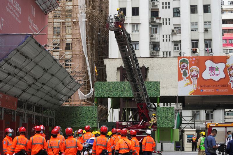 &copy; Reuters.  １２月１５日、香港の繁華街コーズウェイベイ（銅鑼湾）で、レストランやオフィスなどが入居する３９階建ての高層ビル「ワールド・トレード・センター」で火災が発生し、１３人が負