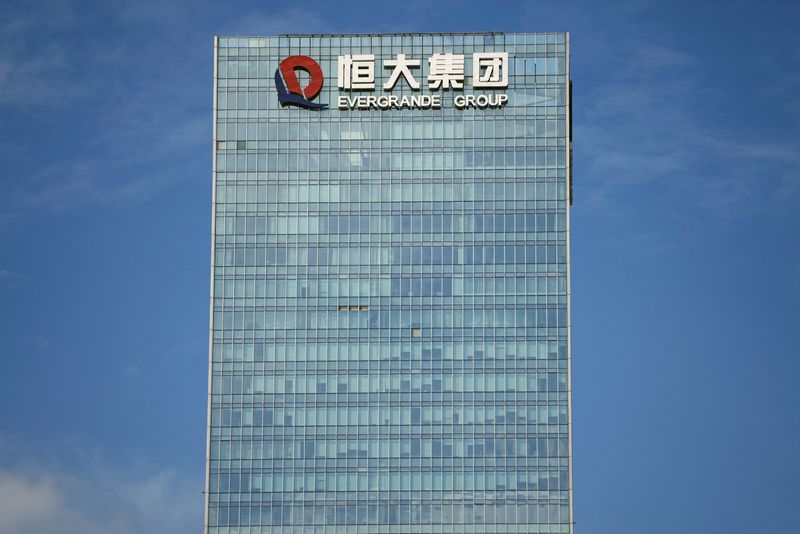 &copy; Reuters. FILE PHOTO: The logo of China Evergrande Group is seen on the property developer's headquarters in Shenzhen, Guangdong province, China, Sept. 26, 2021. REUTERS/Aly Song/File Photo