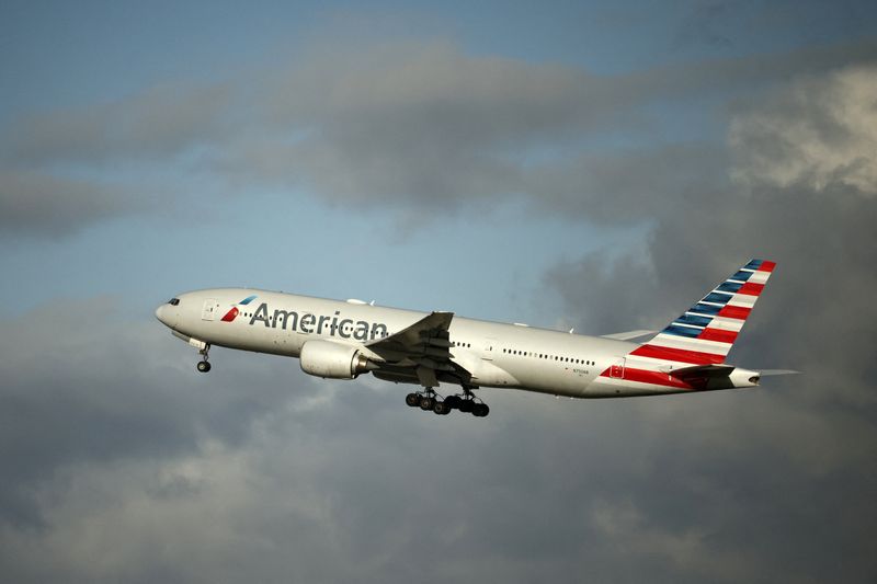 &copy; Reuters. FILE PHOTO: An American Airlines Boeing 777 plane takes off from Paris Charles de Gaulle airport in Roissy-en-France near Paris, France, December 2, 2021. REUTERS/Sarah Meyssonnier