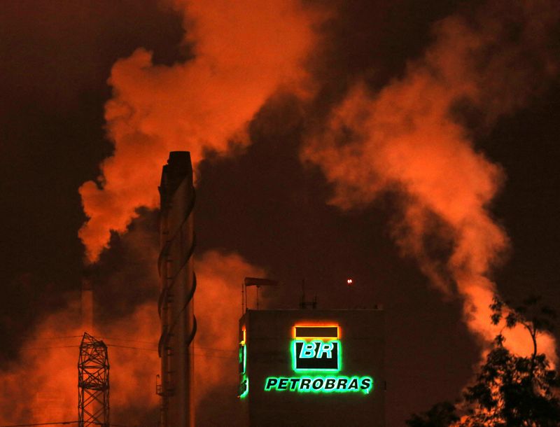 &copy; Reuters. FILE PHOTO: The Petrobras logo is seen at a refinery in Cubatao February 24, 2015. REUTERS/Paulo Whitaker/File Photo