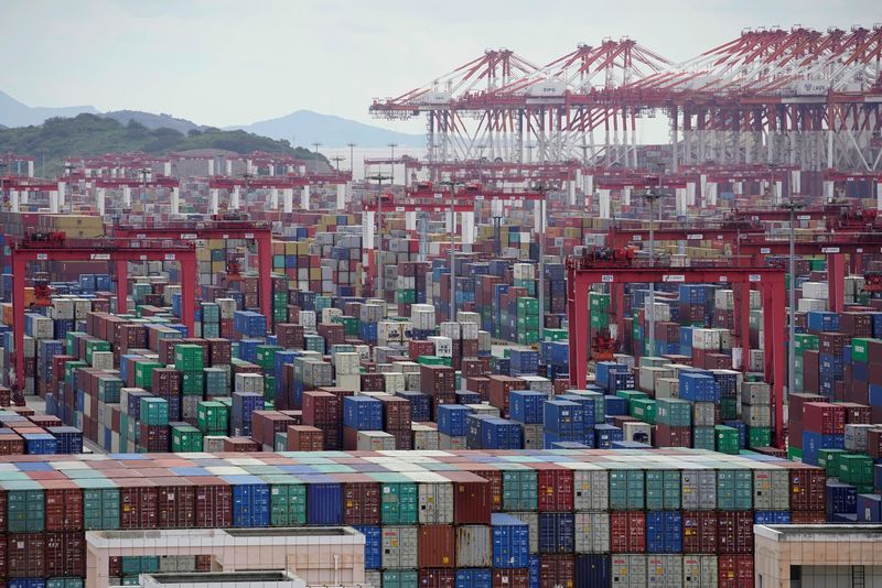 &copy; Reuters. 中国財政省は１５日、２０２２年に９５４品目の輸入関税を引き下げると発表した。上海港で昨年撮影。（２０２１年　ロイター/Aly Song）