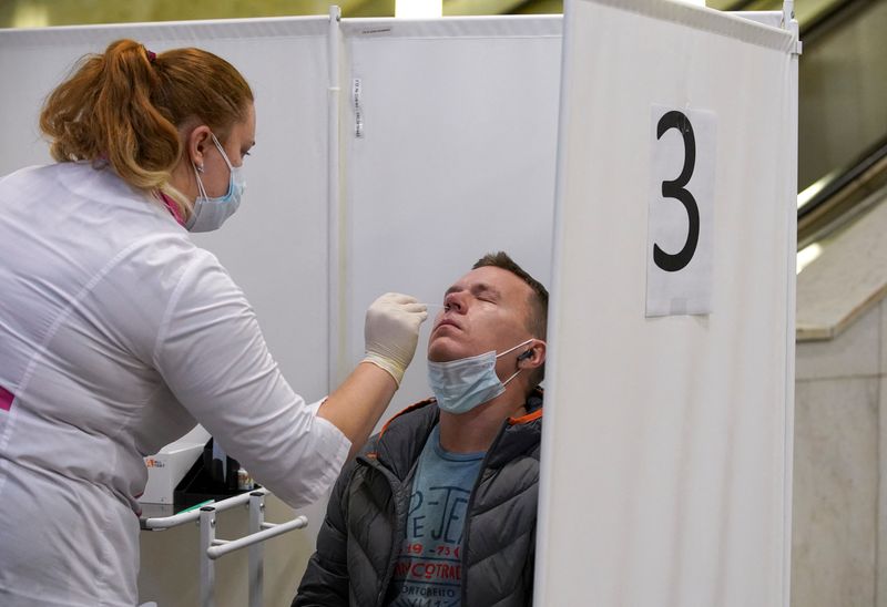 &copy; Reuters. A medical specialist administers a nasal swab to a man at a COVID-19 rapid testing centre located at a metro station amid the outbreak of the coronavirus disease in Moscow, Russia November 9, 2021. REUTERS/Tatyana Makeyeva