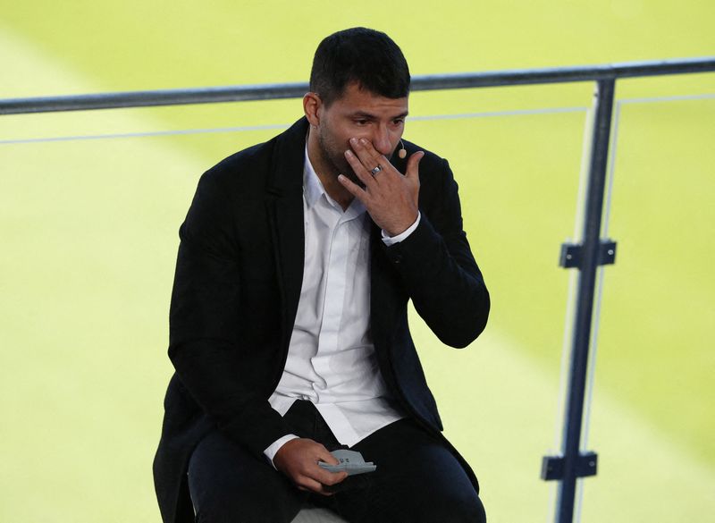 &copy; Reuters. سيرجيو أجويرو لاعب برشلونة خلال مؤتمر صحفي أعلن فيه اعتزاله كرة القدم في إسبانيا يوم الأربعاء. تصوير: ألبرت جيا - رويترز.