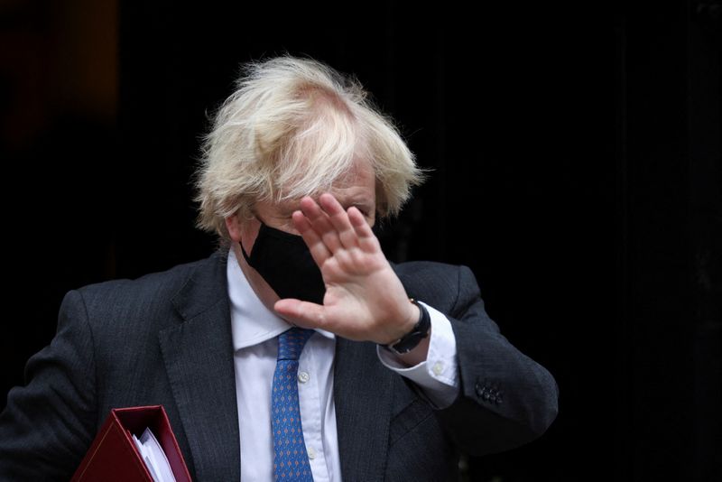 &copy; Reuters. Premiê britânico, Boris Johnson, acena ao deixar residência oficial em Londres
15/12/2021 REUTERS/Henry Nicholls