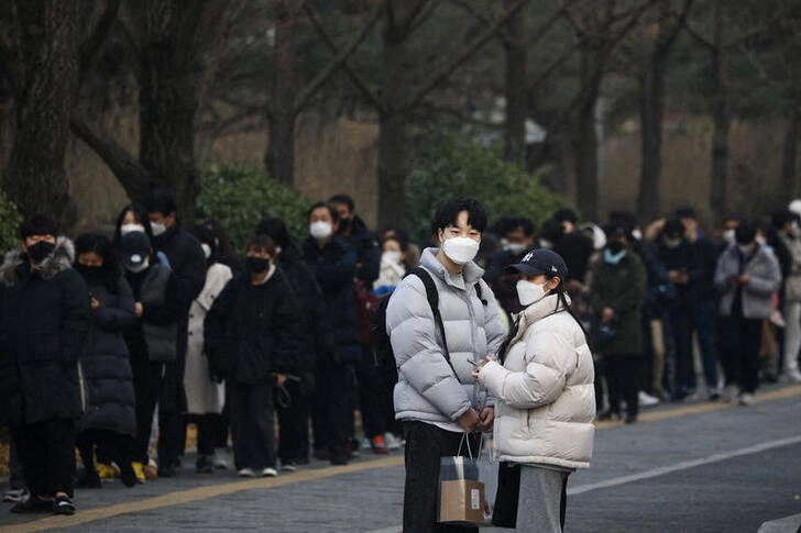 &copy; Reuters. Pessoas aguardam em fila para fazer teste de Covid-19 em Seul, na Coreia do Sul
15/12/2021 REUTERS/Kim Hong-Ji
