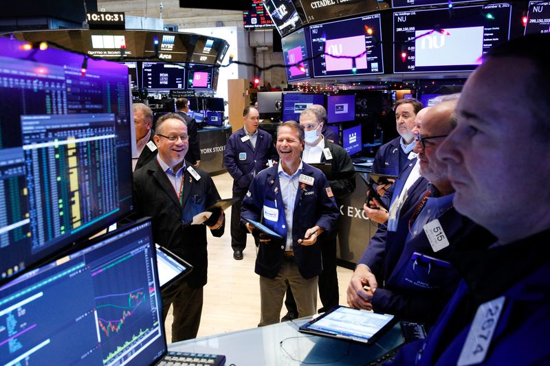 © Reuters. FILE PHOTO: Traders work on the floor of the New York Stock Exchange (NYSE) in New York City, U.S., December 9, 2021.  REUTERS/Brendan McDermid