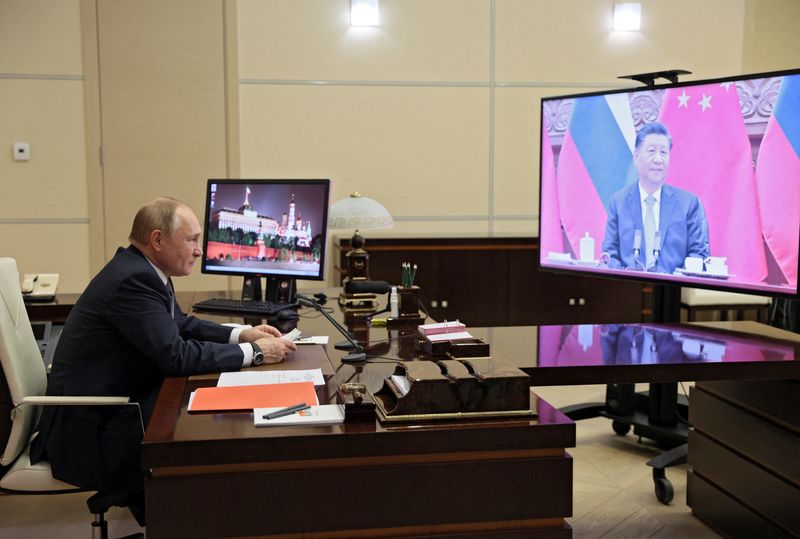 &copy; Reuters. الرئيس الروسي فلاديمير بوتين في اجتماع مع نظيره الرئيس الصيني شي جين بينغ عبر الفيديو في مقر إقامته خارج موسكو في روسيا يوم الأربعاء. صورة ح