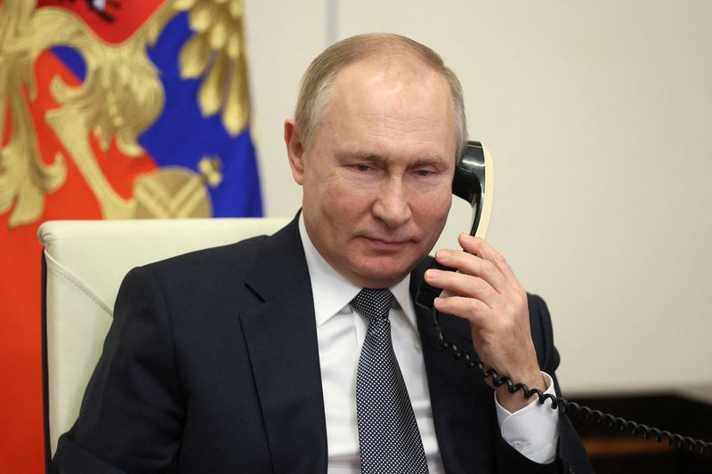&copy; Reuters. الرئيس الروسي فلاديمير بوتين يتحدث عبر الهاتف من مقر إقامته خارج موسكو يوم الأربعاء. صورة لرويترز من وكالة سبوتنيك للأنباء.