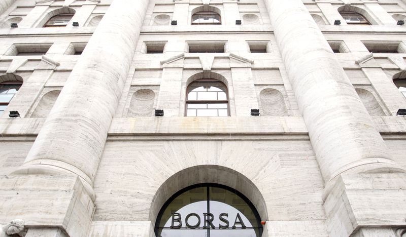 &copy; Reuters. La facciata della Borsa di Milano.  REUTERS/Alessandro Garofalo