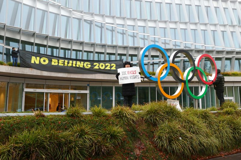 &copy; Reuters. Imagen de archivo de manifestantes tibetanos protestando contra los Juegos Olímpicos de Invierno de Pekín 2022 al exterior de la sede del Comité Olímpico Internacional en Lausana, Suiza. 11 diciembre 2021. REUTERS/Denis Balibouse