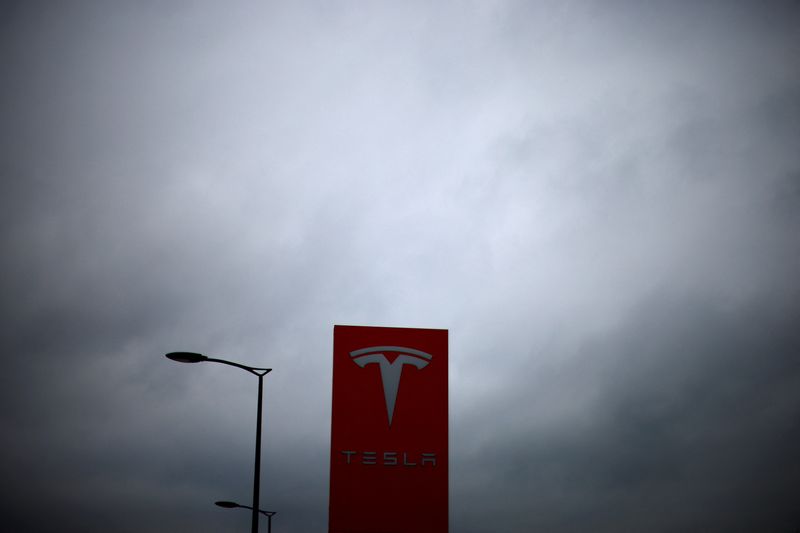 © Reuters. The logo of Tesla is pictured at a dealership in Chambourcy, near Paris, France, December 15, 2021. REUTERS/Gonzalo Fuentes