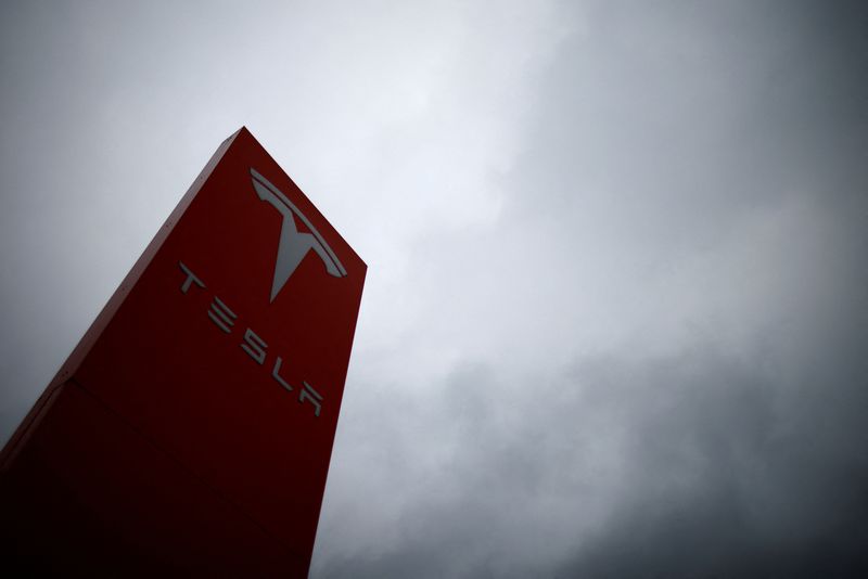 © Reuters. The logo of Tesla is pictured at a dealership in Chambourcy, near Paris, France, December 15, 2021. REUTERS/Gonzalo Fuentes