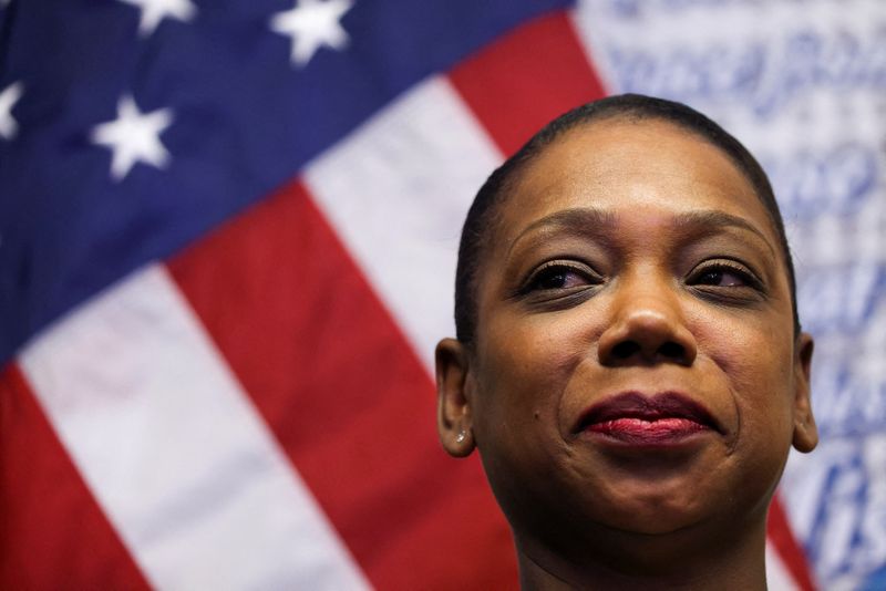 © Reuters. Nassau County Chief of Detectives Keechant Sewell looks on as she is announced the first ever female NYPD Commissioner by incoming New York City Mayor Eric Adams, in Queensbridge Houses, Queens, New York City, U.S., December 15, 2021. REUTERS/Andrew Kelly