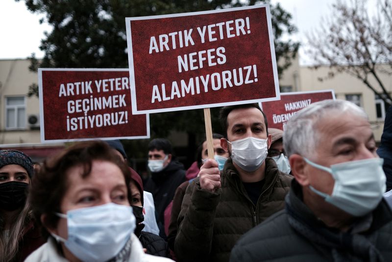 &copy; Reuters. عاملون في القطاع الطبي بتركيا خلال احتجاج في اسطنبول يوم الاربعاء. تصوير: مراد سيزار - رويترز.