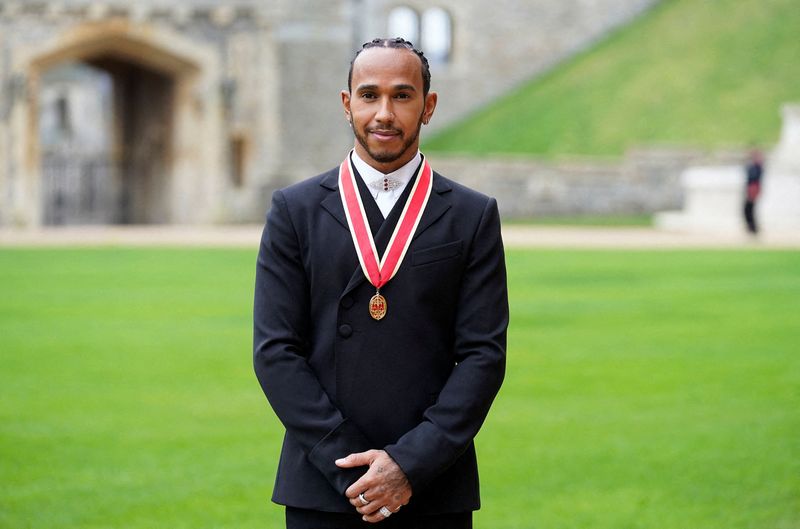 &copy; Reuters. Heptacampeão mundial de Fórmula 1 Lewis Hamilton posa para foto após receber título de cavaleiro no Castelo de Windsor
15/12/2021 Andrew Matthews/Pool via REUTERS