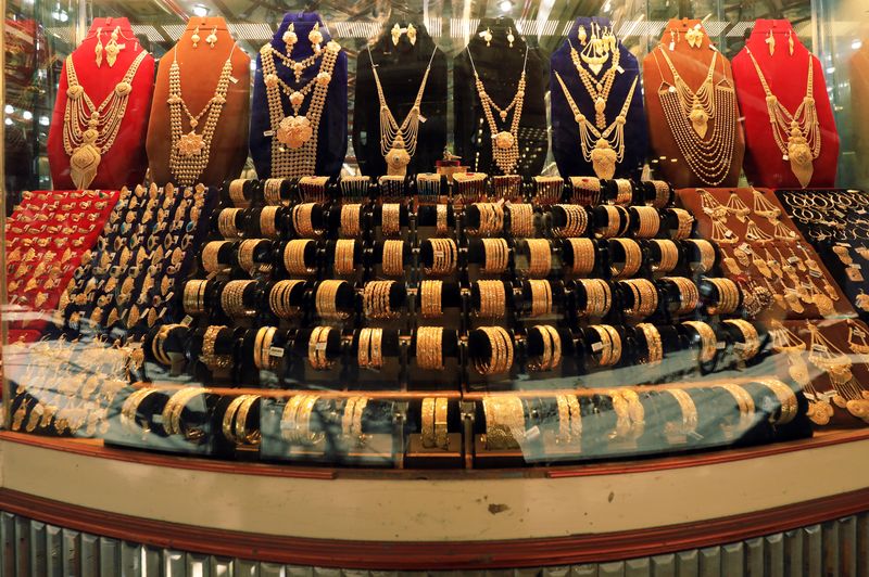 © Reuters. Sets of gold bangles and necklaces are displayed in a showcase of a showroom selling bridal jewellery, as the coronavirus disease (COVID-19) outbreak continues, in Peshawar, Pakistan August 6, 2020. REUTERS/Fayaz Aziz