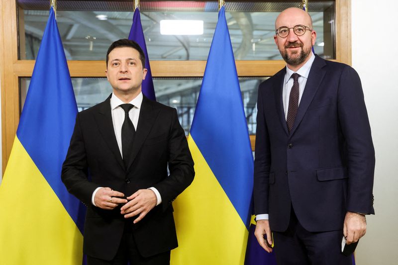 &copy; Reuters. El presidente del Consejo Europeo, Charles Michel, recibe al presidente ucraniano, Volodymyr Zelenskiy, antes de una reunión entre los líderes de los países de la UE y los gobiernos de la "Asociación Oriental", un grupo de seis estados vecinos que inc